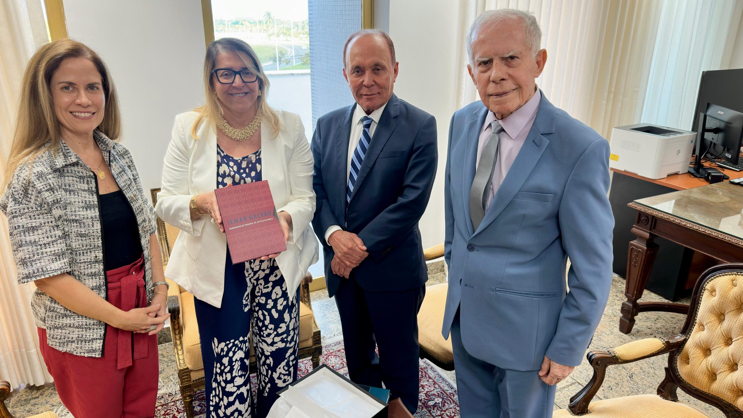 Presidente do TJBA recebe, em primeira mão, livro que homenageia Ex-Ministro do STF, Ilmar Galvão  