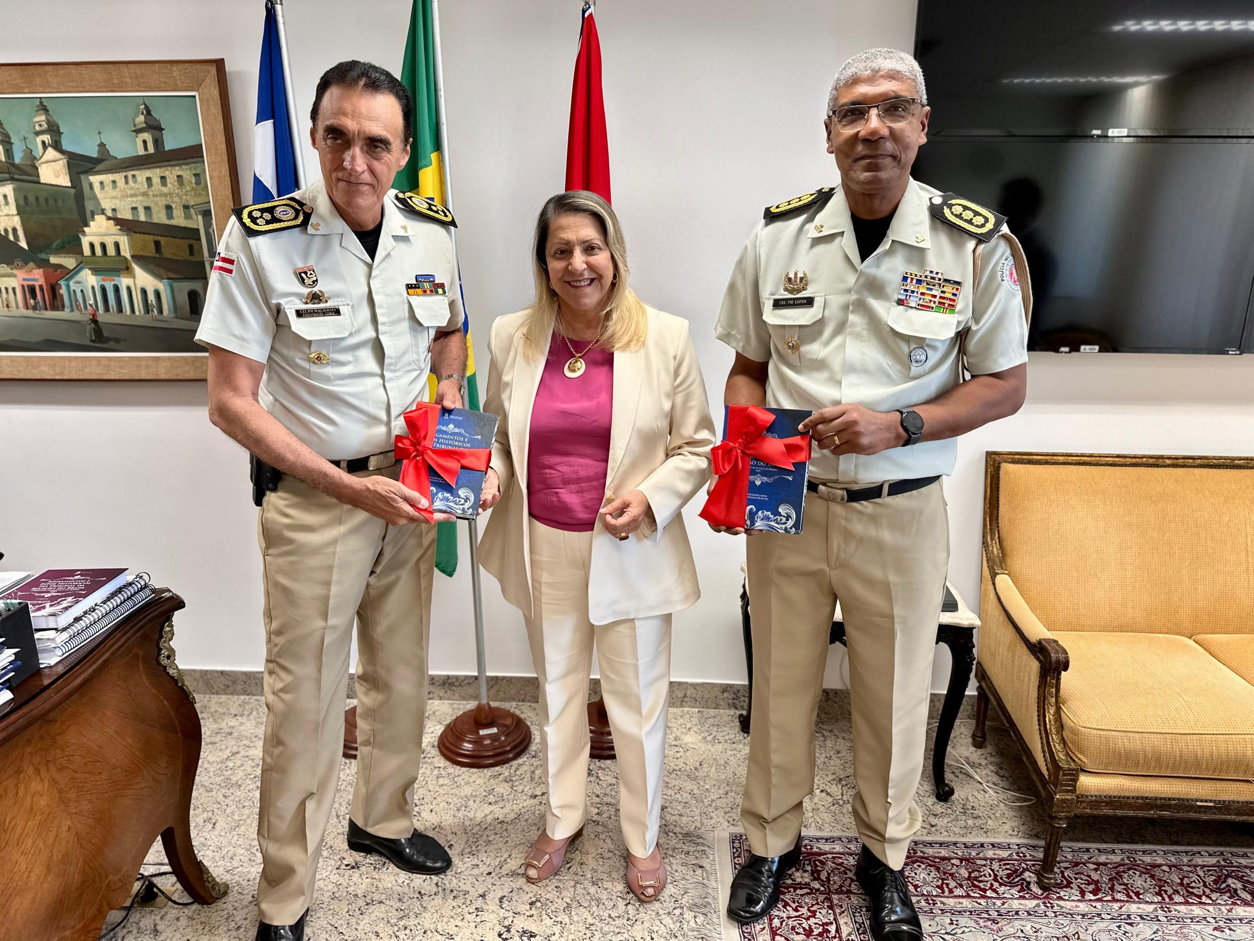 Comandante-Geral da PMBA e Presidente do TJBA trocam títulos de mérito durante visita institucional  