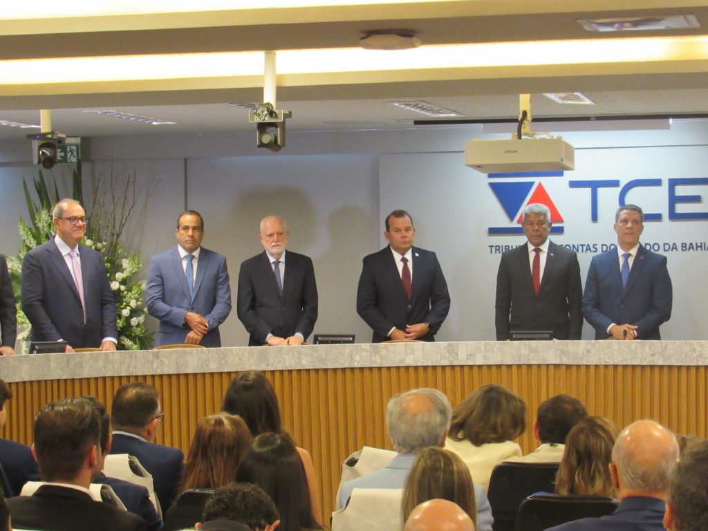 Desembargador Nilson Castelo Branco prestigia cerimônia de entrega da Medalha do Mérito Ruy Barbosa ao Conselheiro Antônio Honorato de Castro Neto    