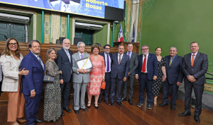 Desembargadores do TJBA prestigiam entrega da Medalha Thomé de Souza ao Professor Roberto Rosas    