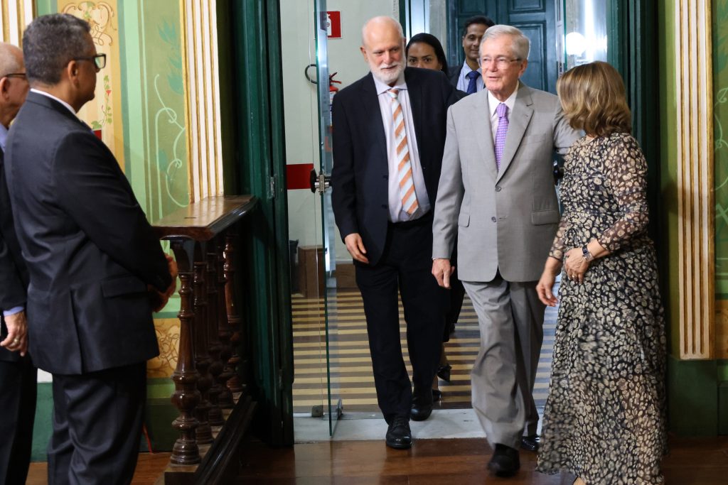 Desembargadores do TJBA prestigiam entrega da Medalha Thomé de Souza ao Professor Roberto Rosas    