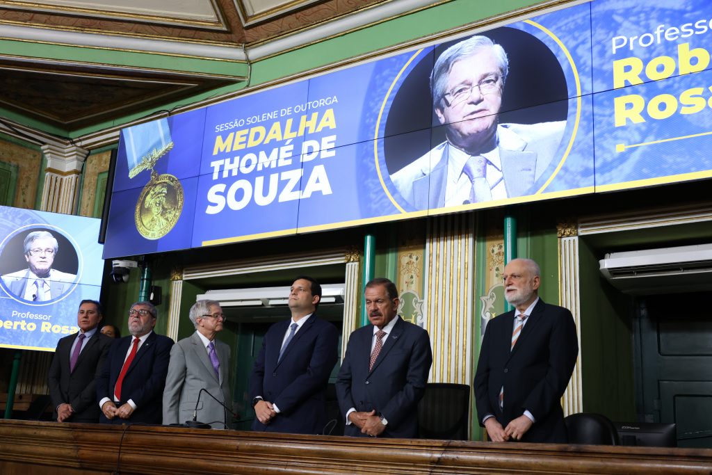 Desembargadores do TJBA prestigiam entrega da Medalha Thomé de Souza ao Professor Roberto Rosas    