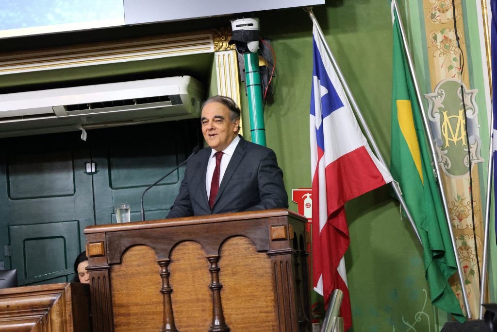 Desembargadores do TJBA prestigiam entrega da Medalha Thomé de Souza ao Professor Roberto Rosas    