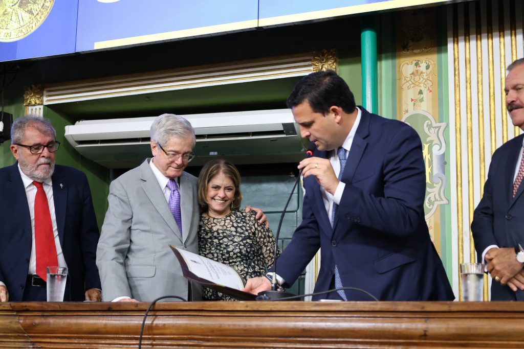 Desembargadores do TJBA prestigiam entrega da Medalha Thomé de Souza ao Professor Roberto Rosas    