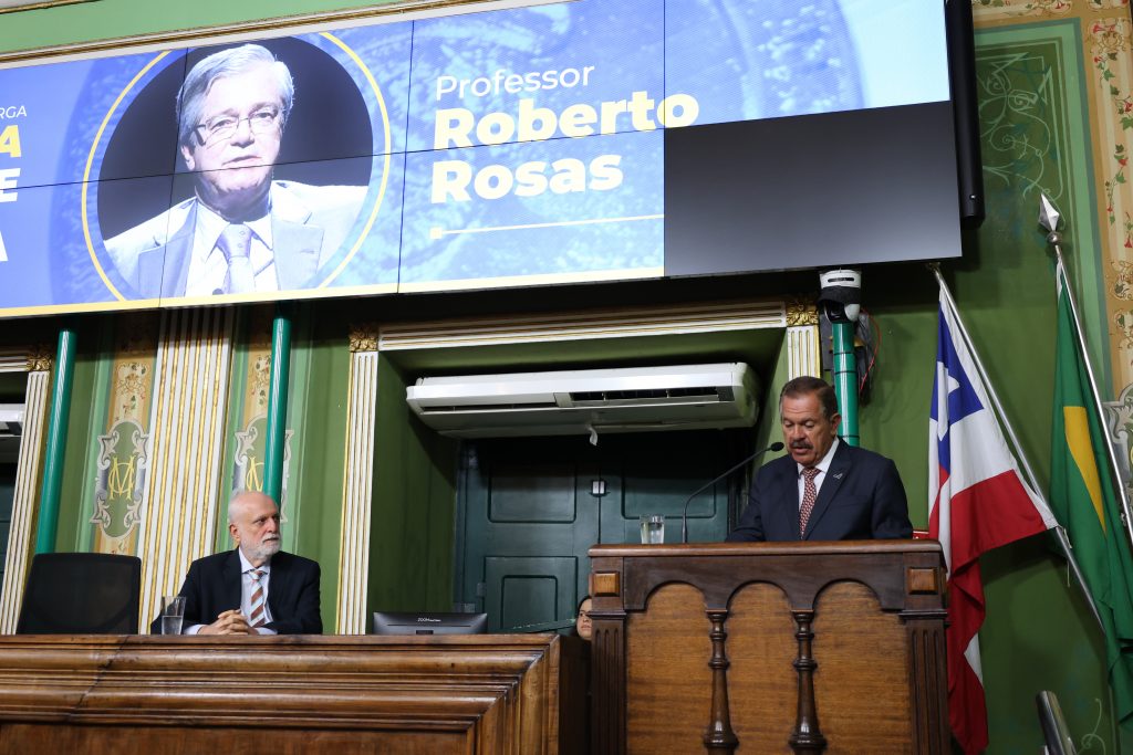 Desembargadores do TJBA prestigiam entrega da Medalha Thomé de Souza ao Professor Roberto Rosas    