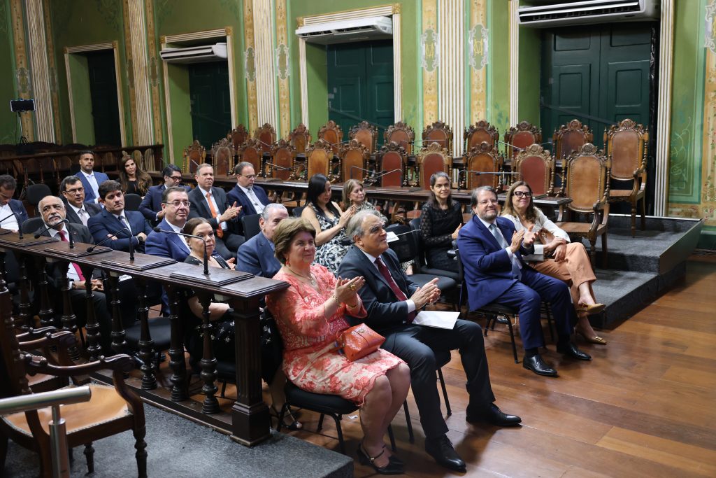 Desembargadores do TJBA prestigiam entrega da Medalha Thomé de Souza ao Professor Roberto Rosas    
