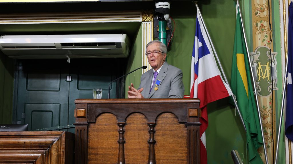 Desembargadores do TJBA prestigiam entrega da Medalha Thomé de Souza ao Professor Roberto Rosas    