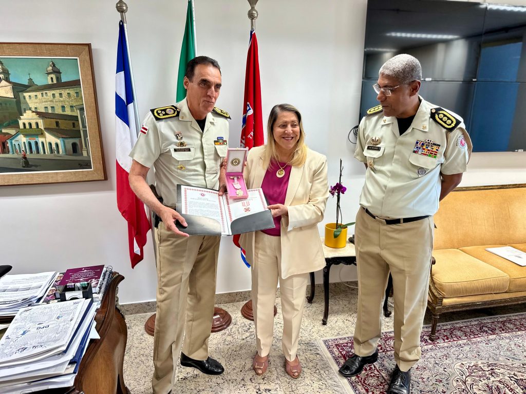 Comandante-Geral da PMBA e Presidente do TJBA trocam títulos de mérito durante visita institucional  