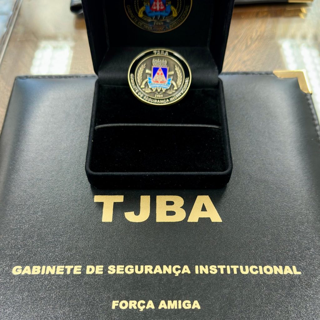 Comandante-Geral da PMBA e Presidente do TJBA trocam títulos de mérito durante visita institucional  