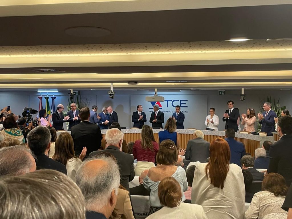Desembargador Nilson Castelo Branco prestigia cerimônia de entrega da Medalha do Mérito Ruy Barbosa ao Conselheiro Antônio Honorato de Castro Neto    