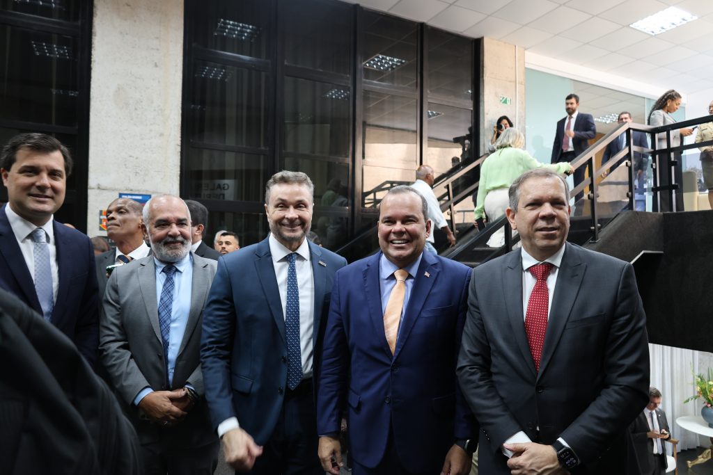 TJBA prestigia entrega da Comenda 2 de Julho ao Presidente do TCE   