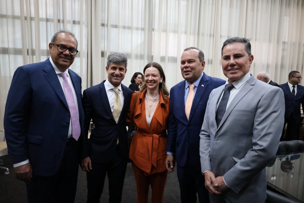 TJBA prestigia entrega da Comenda 2 de Julho ao Presidente do TCE   