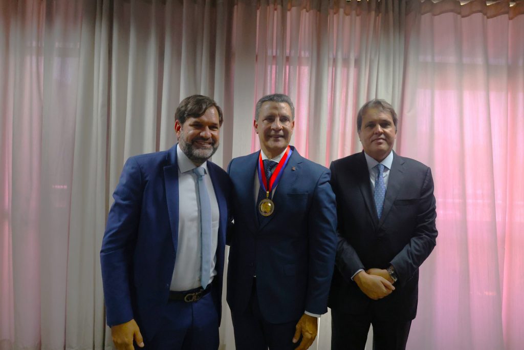 TJBA prestigia entrega da Comenda 2 de Julho ao Presidente do TCE   
