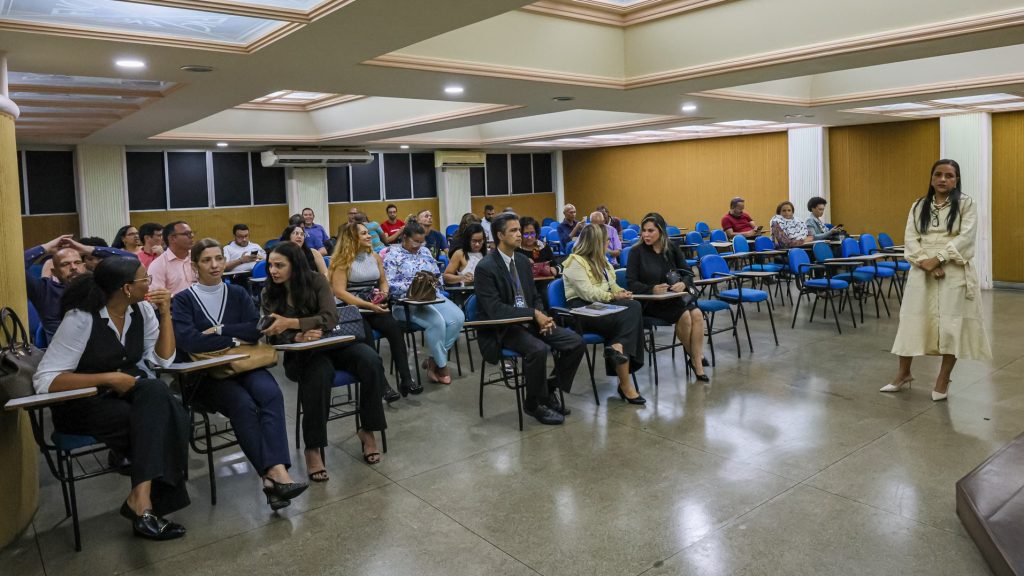 Pontes do Saber: Juíza Michelline Bittencourt palestra para alunos da Fundação Visconde de Cairu   