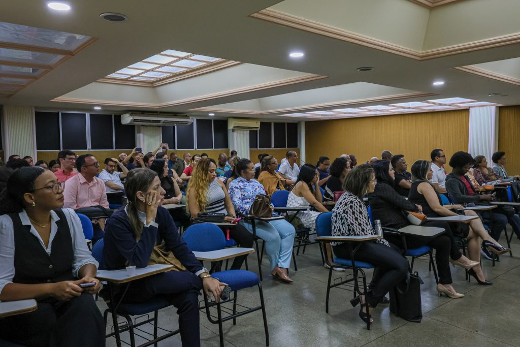 Pontes do Saber: Juíza Michelline Bittencourt palestra para alunos da Fundação Visconde de Cairu   