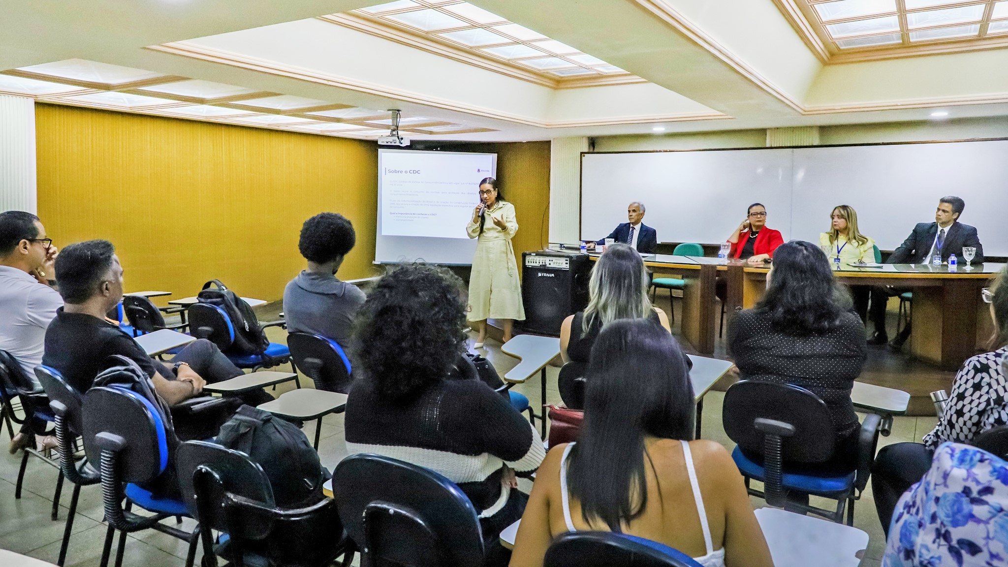 Pontes do Saber: Juíza Michelline Bittencourt palestra para alunos da Fundação Visconde de Cairu   