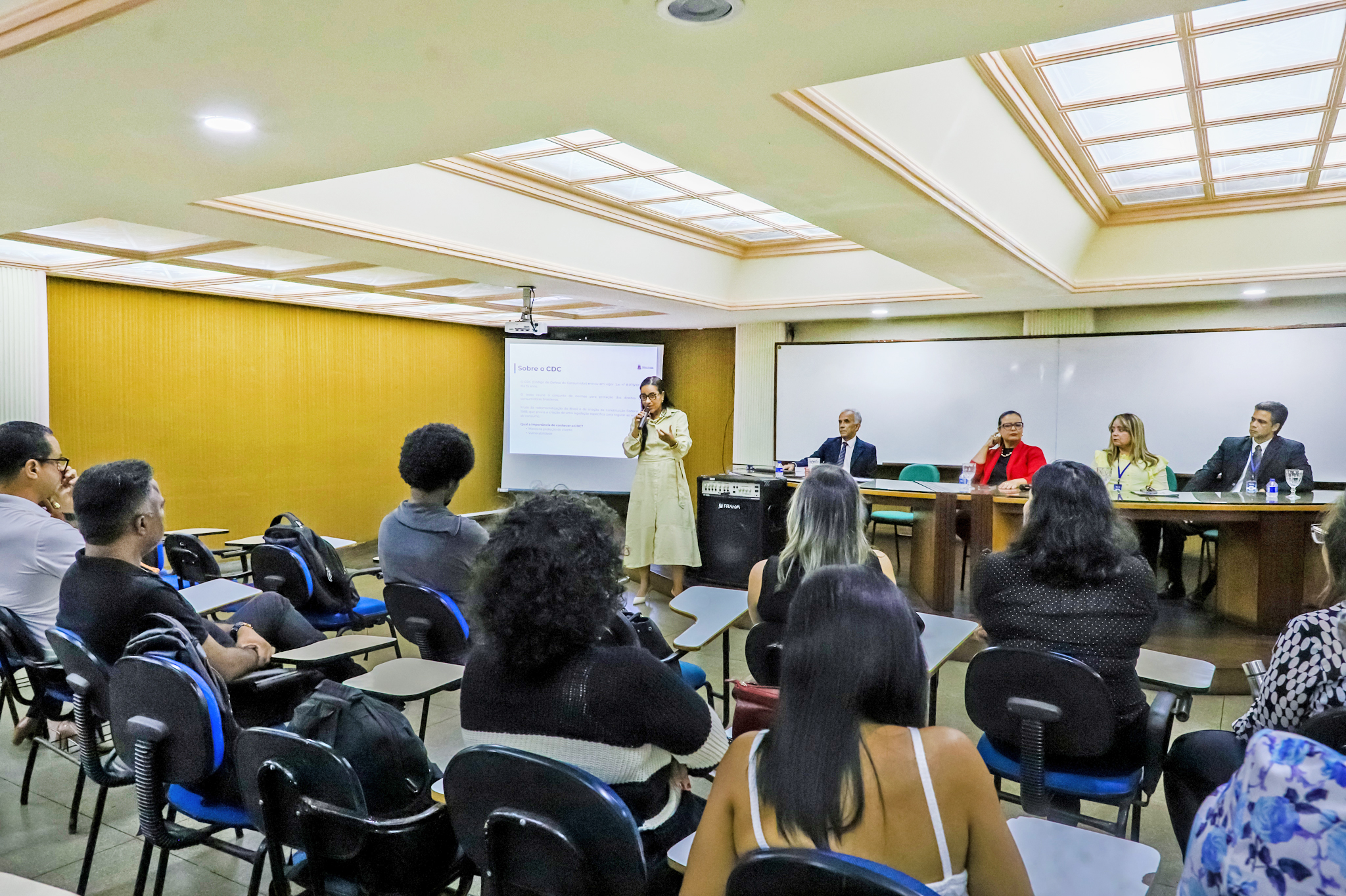 Pontes do Saber: Juíza Michelline Bittencourt palestra para alunos da Fundação Visconde de Cairu   
