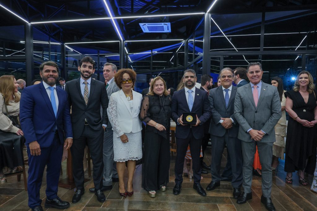 Desembargadora Cynthia Resende recebe a Medalha do Mérito Wilton de Oliveira e Souza durante inauguração da Casa do Magistrado   