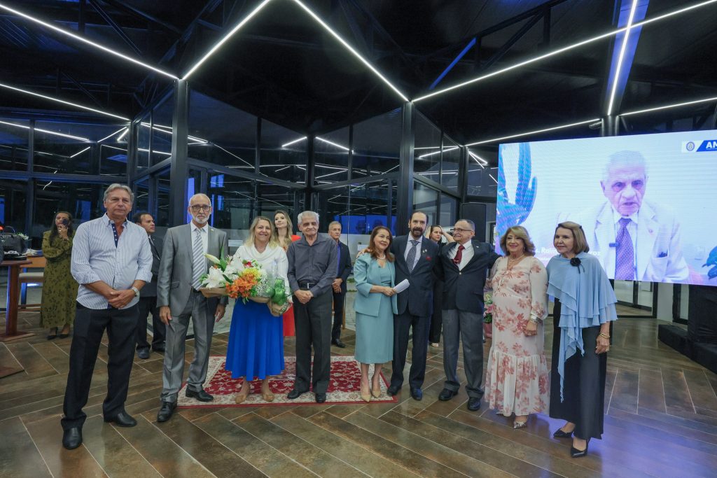 Desembargadora Cynthia Resende recebe a Medalha do Mérito Wilton de Oliveira e Souza durante inauguração da Casa do Magistrado   