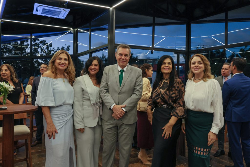 Desembargadora Cynthia Resende recebe a Medalha do Mérito Wilton de Oliveira e Souza durante inauguração da Casa do Magistrado   