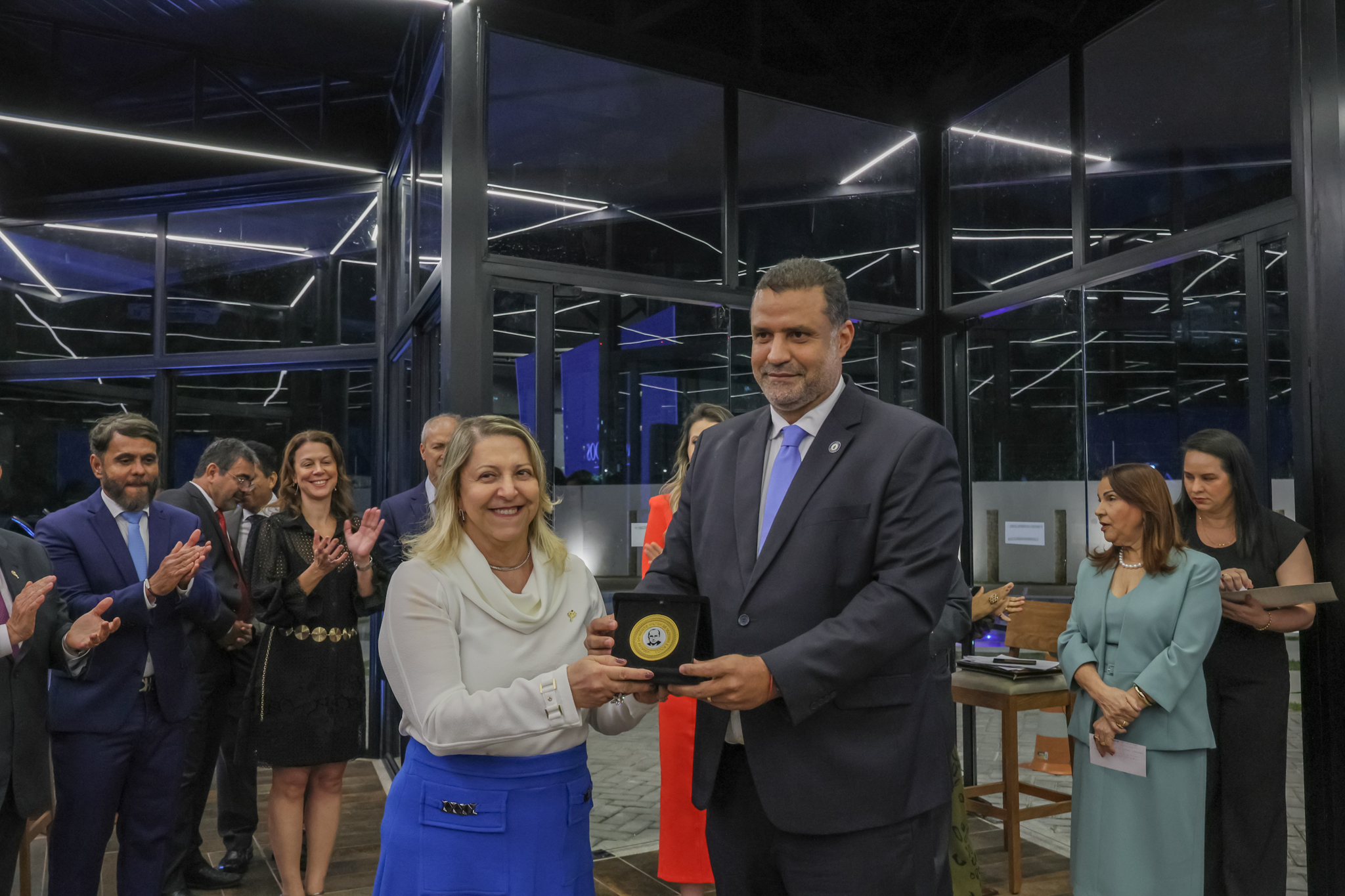 Desembargadora Cynthia Resende recebe a Medalha do Mérito Wilton de Oliveira e Souza durante inauguração da Casa do Magistrado   