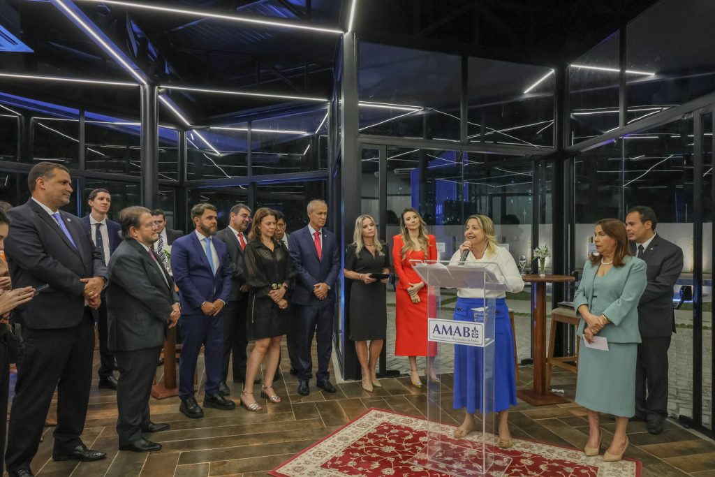 Desembargadora Cynthia Resende recebe a Medalha do Mérito Wilton de Oliveira e Souza durante inauguração da Casa do Magistrado   