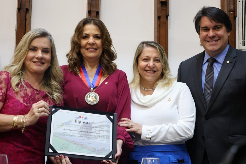 Desembargadora Marielza Brandão recebe Comenda Dois de Julho   