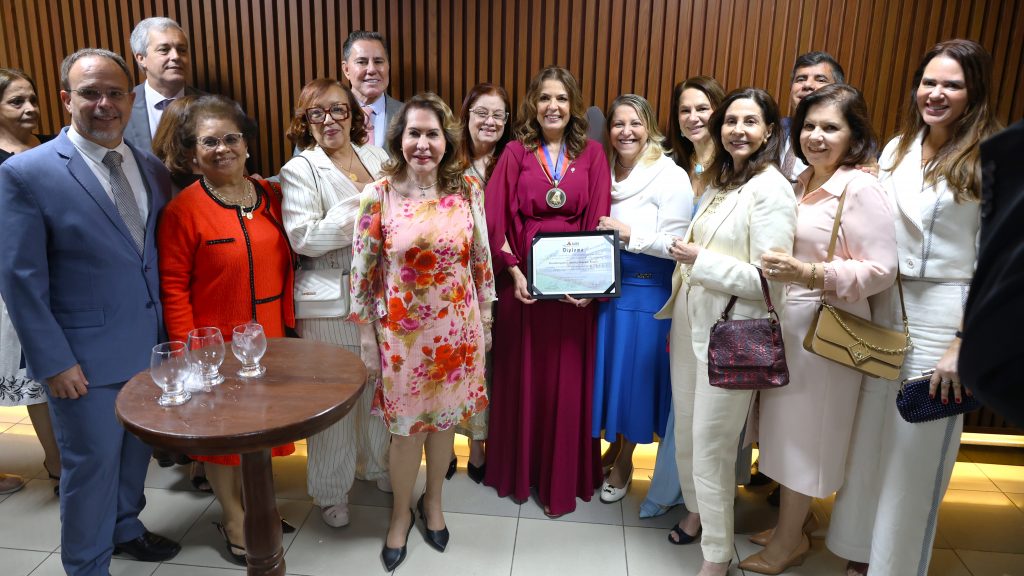Desembargadora Marielza Brandão recebe Comenda Dois de Julho   