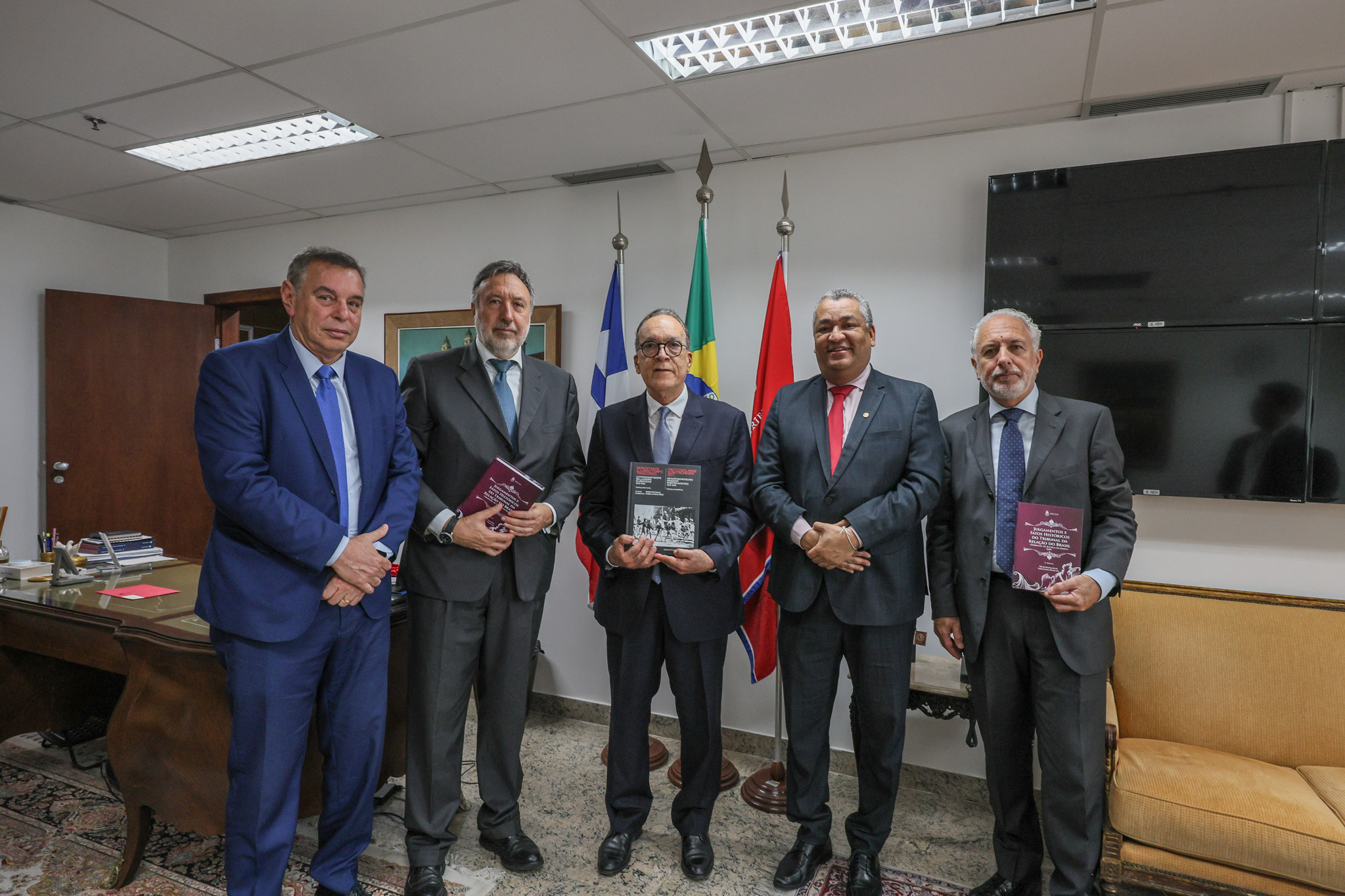 Procurador-Geral Militar de Roma visita o Tribunal de Justiça da Bahia  