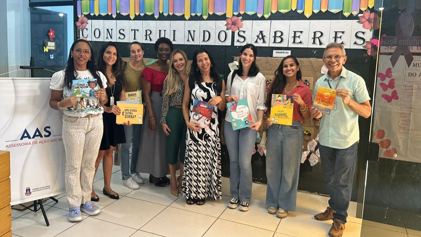 Assessoria de Ação Social entrega material escolar e brinquedos a uma creche em Salvador   