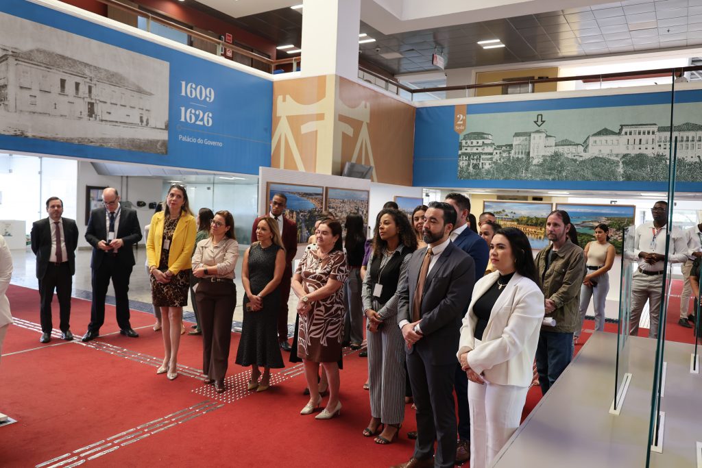 Presidente do TJBA prestigia encerramento da exposição “Bahia vista por um Passarinho”