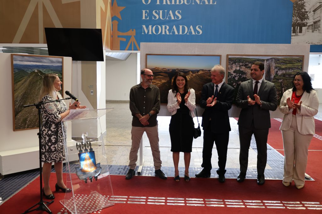 Presidente do TJBA prestigia encerramento da exposição “Bahia vista por um Passarinho”