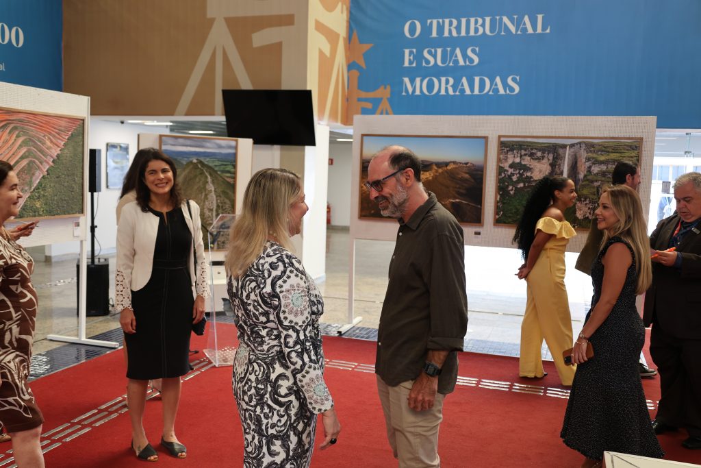 Presidente do TJBA prestigia encerramento da exposição “Bahia vista por um Passarinho”