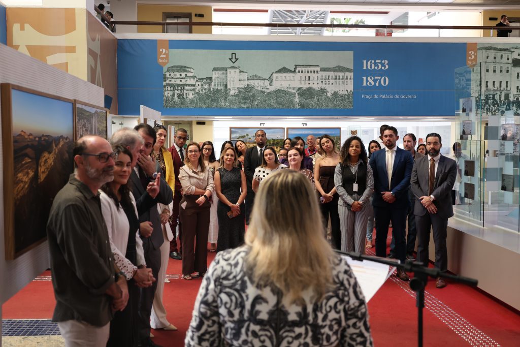 Presidente do TJBA prestigia encerramento da exposição “Bahia vista por um Passarinho”