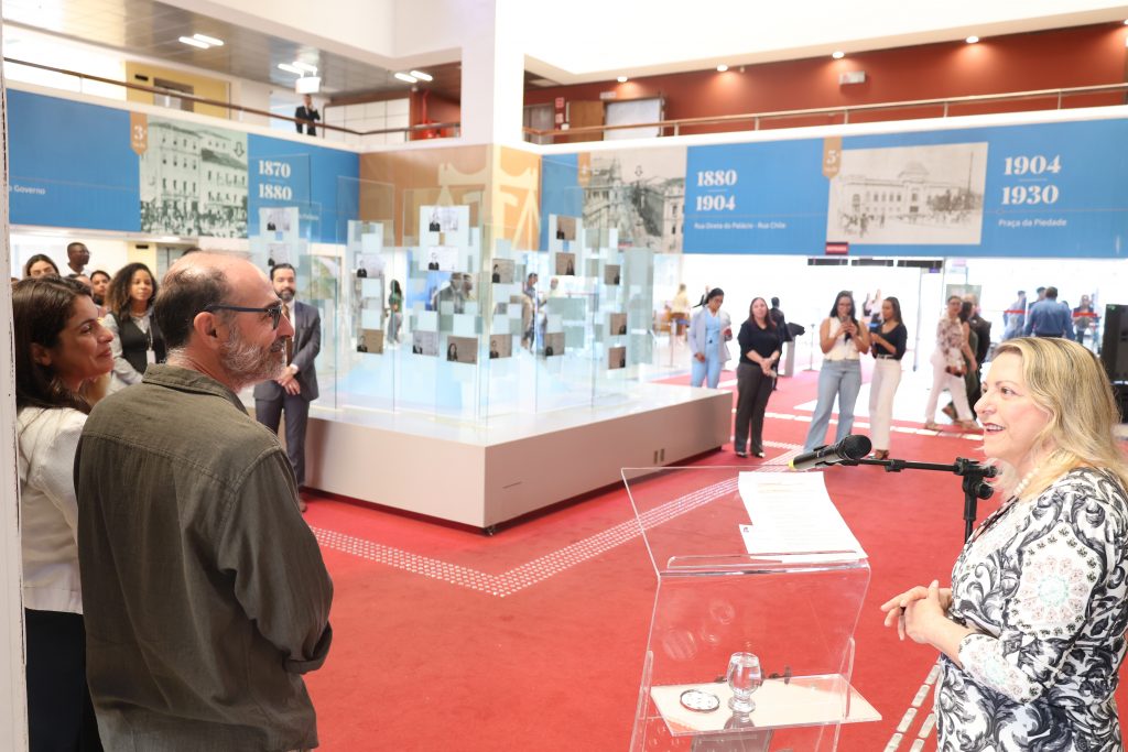 Presidente do TJBA prestigia encerramento da exposição “Bahia vista por um Passarinho”