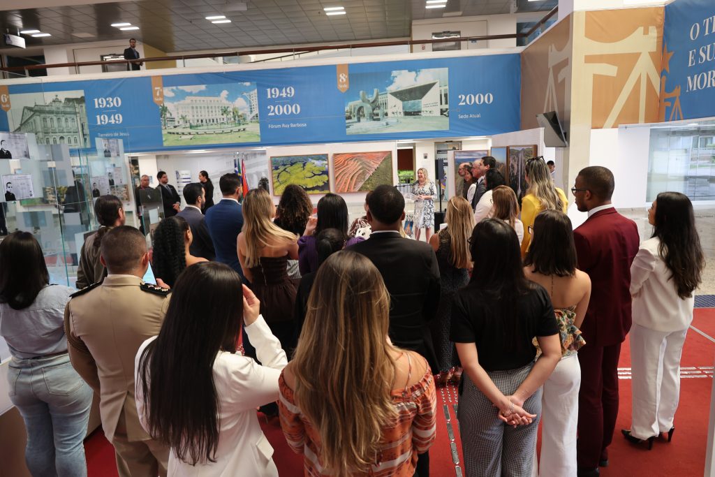 Presidente do TJBA prestigia encerramento da exposição “Bahia vista por um Passarinho”