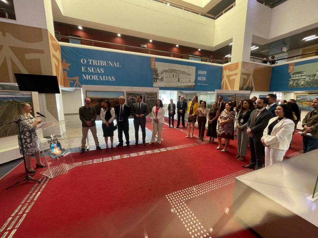 Presidente do TJBA prestigia encerramento da exposição “Bahia vista por um Passarinho”