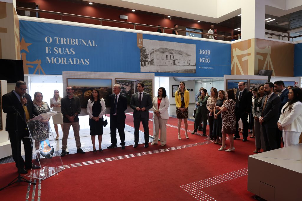 Presidente do TJBA prestigia encerramento da exposição “Bahia vista por um Passarinho”