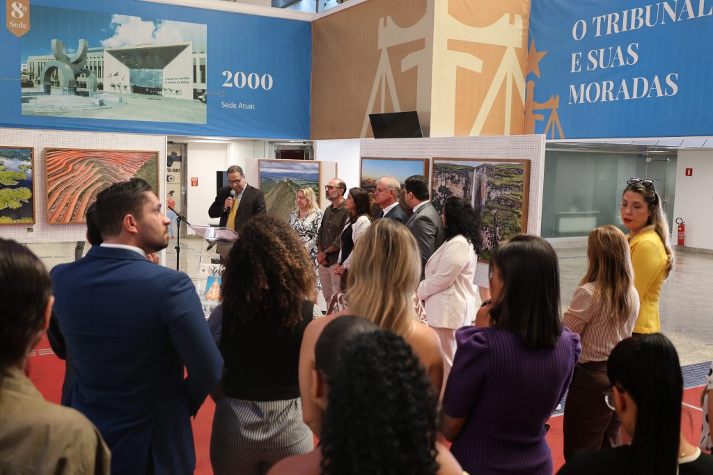 Presidente do TJBA prestigia encerramento da exposição “Bahia vista por um Passarinho”