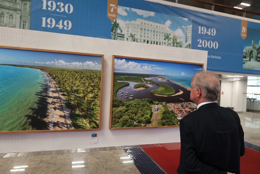 Presidente do TJBA prestigia encerramento da exposição “Bahia vista por um Passarinho”