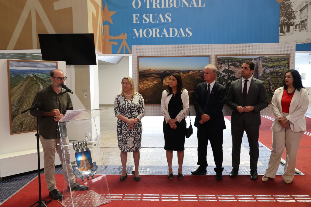Presidente do TJBA prestigia encerramento da exposição “Bahia vista por um Passarinho”