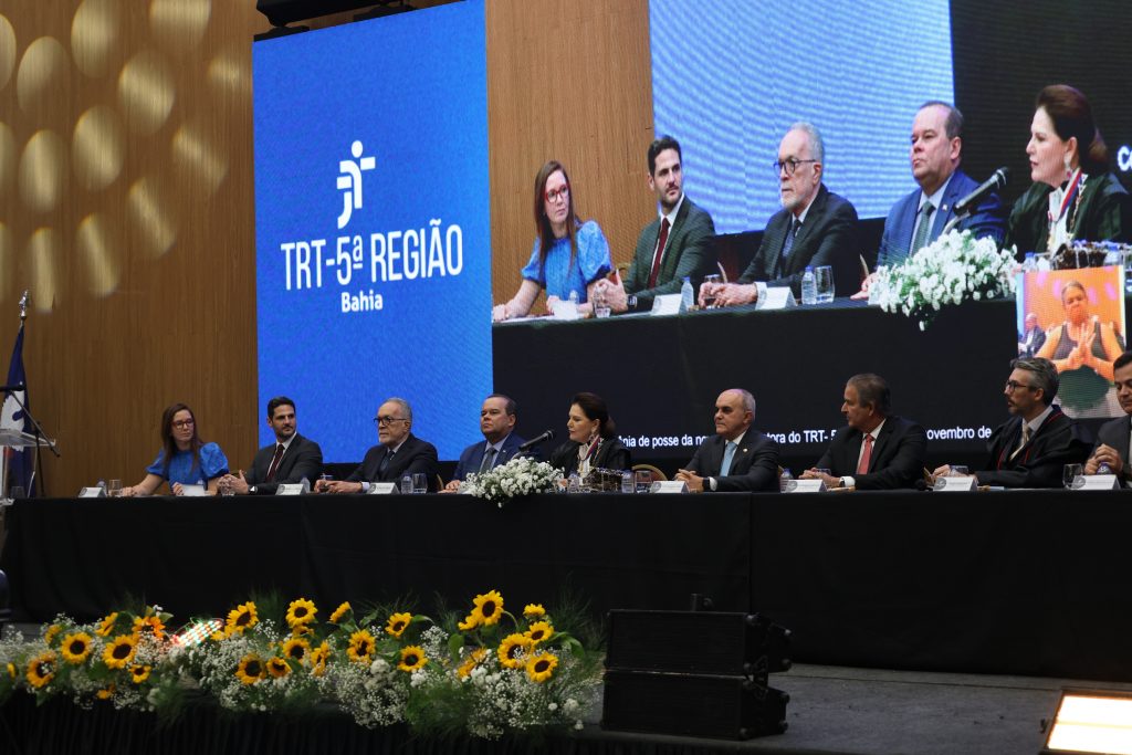 Desembargadores do TJBA prestigiam a posse da nova Mesa Diretora do TRT5