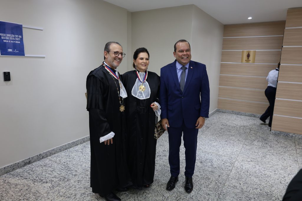Desembargadores do TJBA prestigiam a posse da nova Mesa Diretora do TRT5