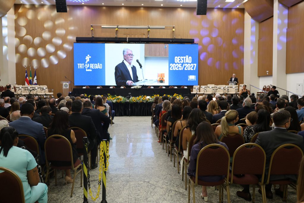 Desembargadores do TJBA prestigiam a posse da nova Mesa Diretora do TRT5