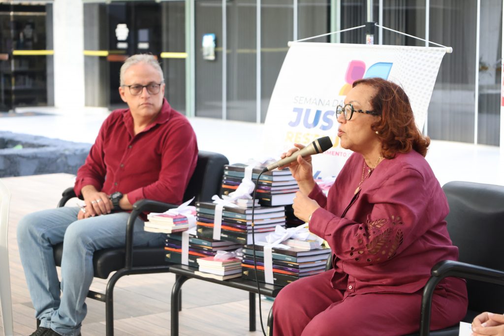 Distribuição de livros marca programação da Semana Nacional da Justiça Restaurativa no TJBA   