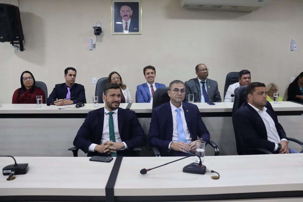 TJBA firma parceria com a Câmara de Jequié e a Faculdade Anhanguera para instalação do Conecta Justiça; Presidente recebe título de cidadã jequieense na oportunidade   