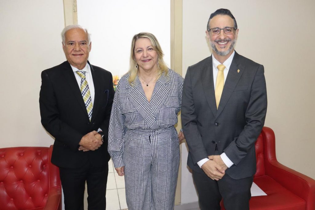 TJBA firma parceria com a Câmara de Jequié e a Faculdade Anhanguera para instalação do Conecta Justiça; Presidente recebe título de cidadã jequieense na oportunidade   
