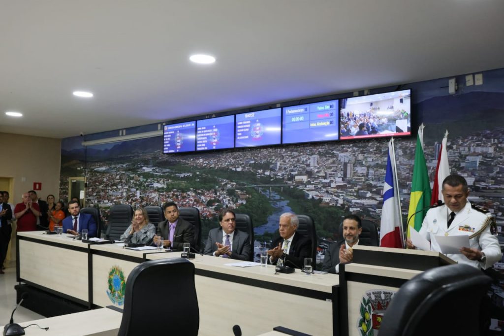 TJBA firma parceria com a Câmara de Jequié e a Faculdade Anhanguera para instalação do Conecta Justiça; Presidente recebe título de cidadã jequieense na oportunidade   