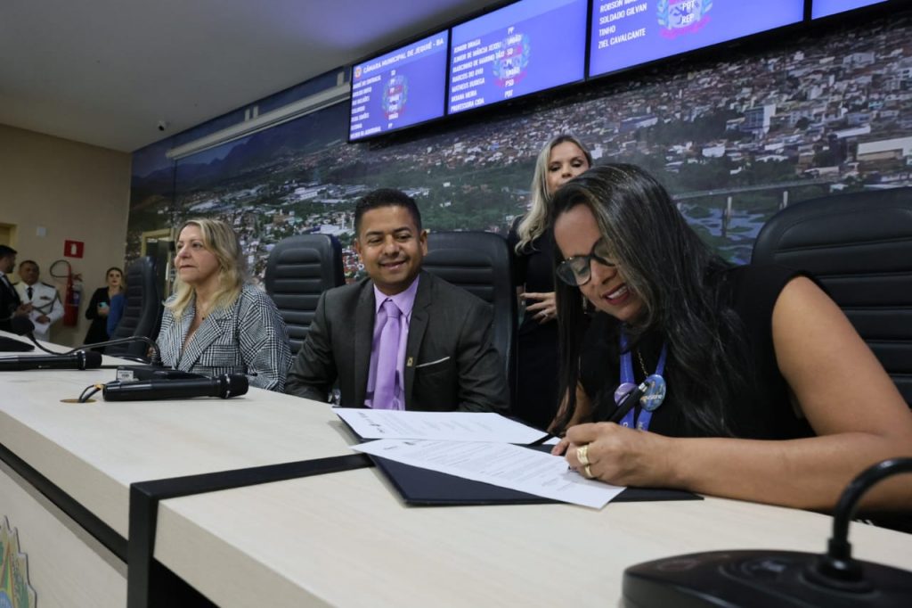 TJBA firma parceria com a Câmara de Jequié e a Faculdade Anhanguera para instalação do Conecta Justiça; Presidente recebe título de cidadã jequieense na oportunidade   