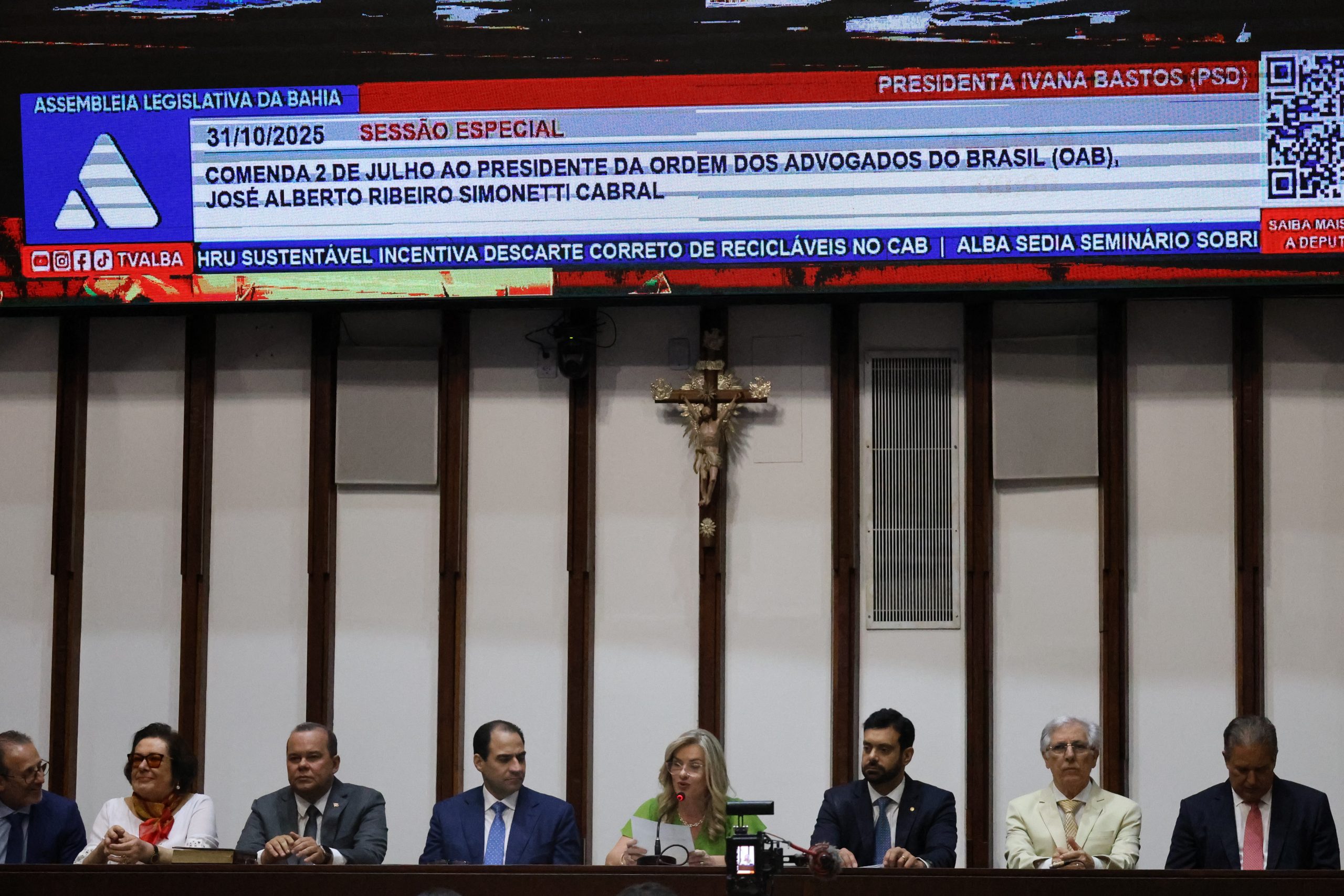 Desembargadores do TJBA prestigiam entrega da Comenda 2 de Julho ao Presidente da OAB   